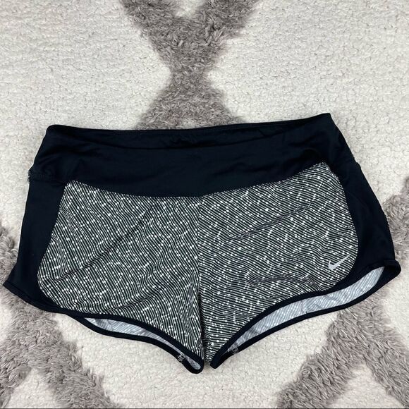 Womens Nike Short   - Picture 1 of 3